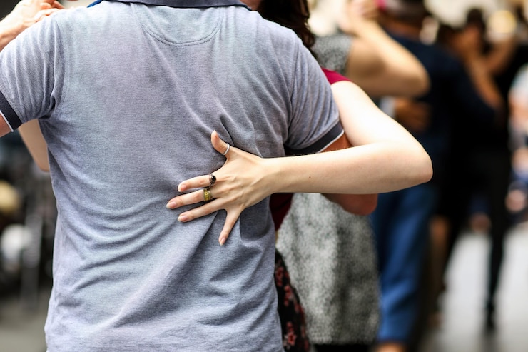Foto zwischenabschnitt eines paares, das auf der straße tango spielt