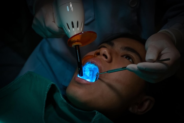 Foto zwischenabschnitt eines zahnarztes, der menschliche zähne untersucht
