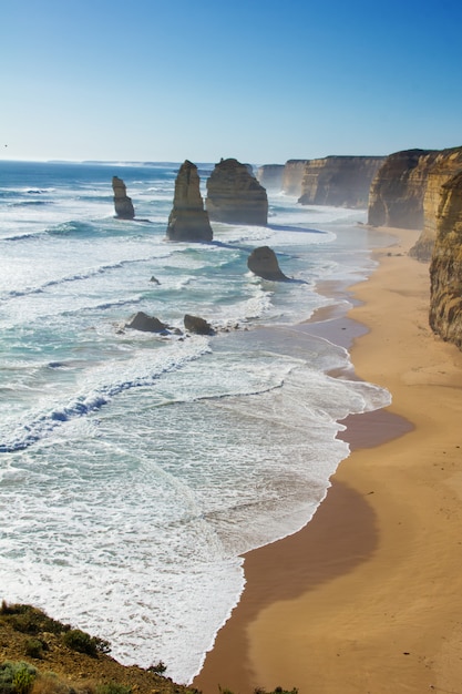 Zwölf apostel setzen und felsen in australien, victoria, schöne landschaft der großen ozeanstraßenküstenlinie auf den strand