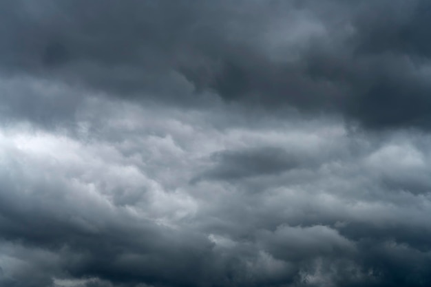 Zyklonbewegung. Bewölkter Himmel vor einem Zyklon oder Tornado. Wolken vor Regen. Regenhimmel