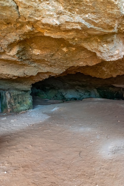 Zyklopenhöhle an der Mittelmeerküste. Zypern.