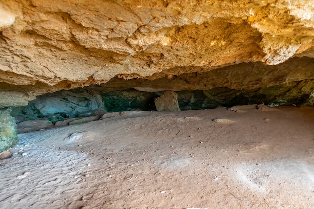 Zyklopenhöhle an der Mittelmeerküste. Zypern.