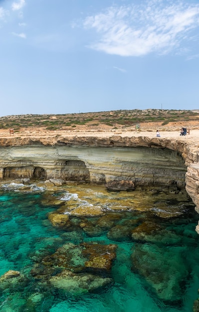 ZYPERN AYIA NAPA. Touristen besuchten eine der beliebtesten Sehenswürdigkeiten Meereshöhlen