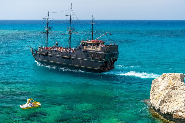 ZYPERN AYIA NAPA Touristen schweben auf dem Schiff in der Nähe der beliebtesten Attraktion, der Brücke der Liebe