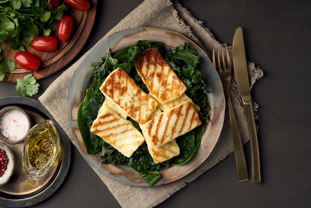 Foto zypern briet halloumi-käse mit gesundem grünem salat. lchf, peganer, fodmap