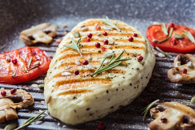 Foto zypern gebratener halloumi-käse mit roten tomaten, rosmarin und champignons aus nächster nähe ausgewogenes essen kochen auf grillpfanne