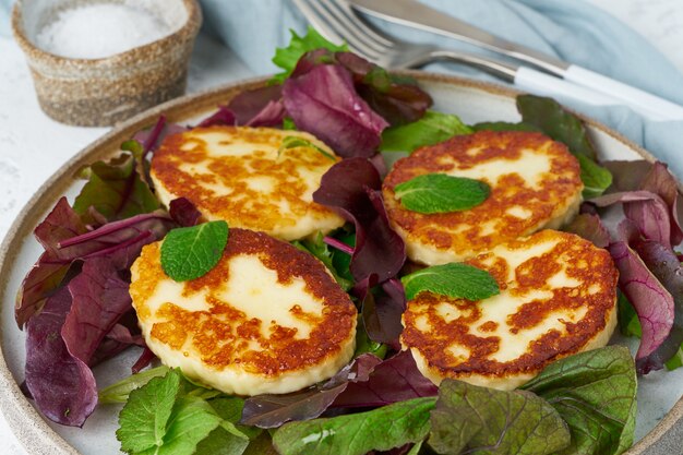 Zypern gebratener Halloumi mit Salatmischung, Rübenoberseiten. Lchf, Pegan, Fodmap, Paläo