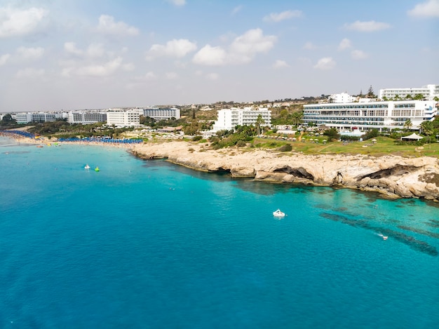 Zypern schöne Küste, türkisfarbenes Mittelmeer. Häuser an der Mittelmeerküste. Touristenort mit Strand. Sommerurlaub auf See, Zypern, Ayia NAPA.