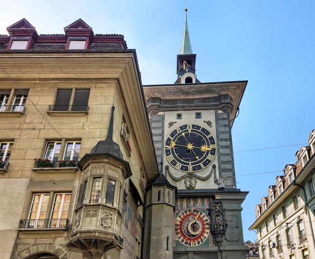 Zytglogge Uhrturm an der Kramgasse mit Einkaufsviertel in der Altstadt von Bern, Schweiz