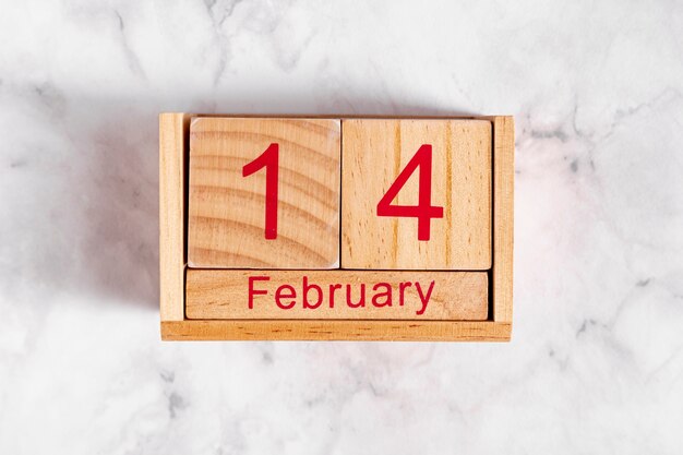 木製カレンダーの2月14日
