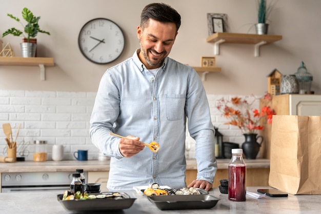 Foto gratuita 17 stile di vita delle persone che ordinano sushi a casa