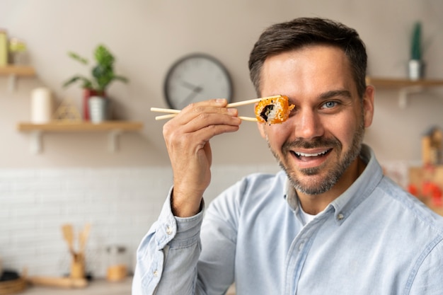 Foto gratuita 17 stile di vita delle persone che ordinano sushi a casa