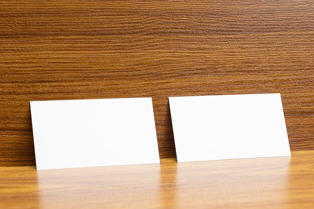 3.5 x 2インチのサイズの木製の織り目加工の机にロックされた2枚の空白の名刺