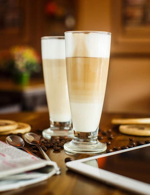 Foto gratuita 2 latte su un tavolo di legno