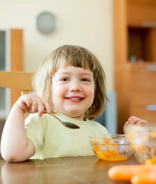 2歳の子供がニンジンサラダを食べる