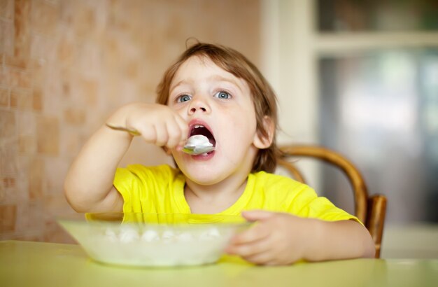 2 years child himself eats dairy