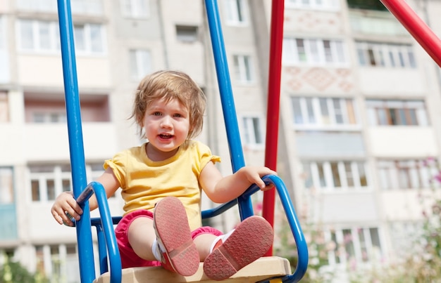 2-летний ребенок на качелях