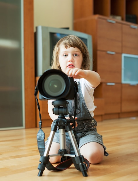 Foto gratuita 2 anni bambino prende foto