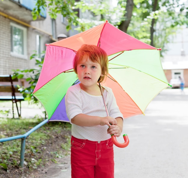 傘を持つ2歳の子供