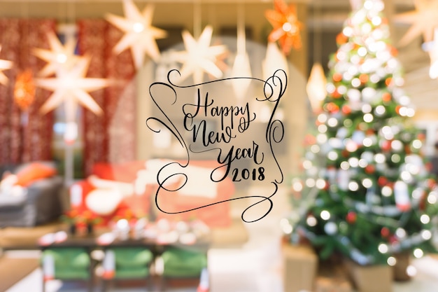 2018 С Новым годом текст на фоне красочных боке размыты с украшенной елки.