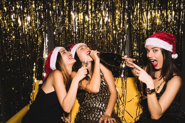 2018 celebrazione di nuovo anno con le ragazze bere fuori dalla bottiglia