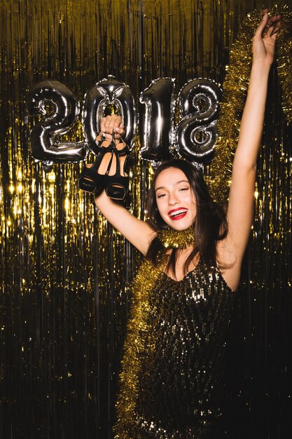 2018 новогодняя вечеринка с девушкой, танцующей в клубе