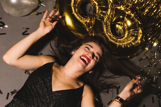 2018 новогодняя вечеринка со смеющейся девушкой на полу