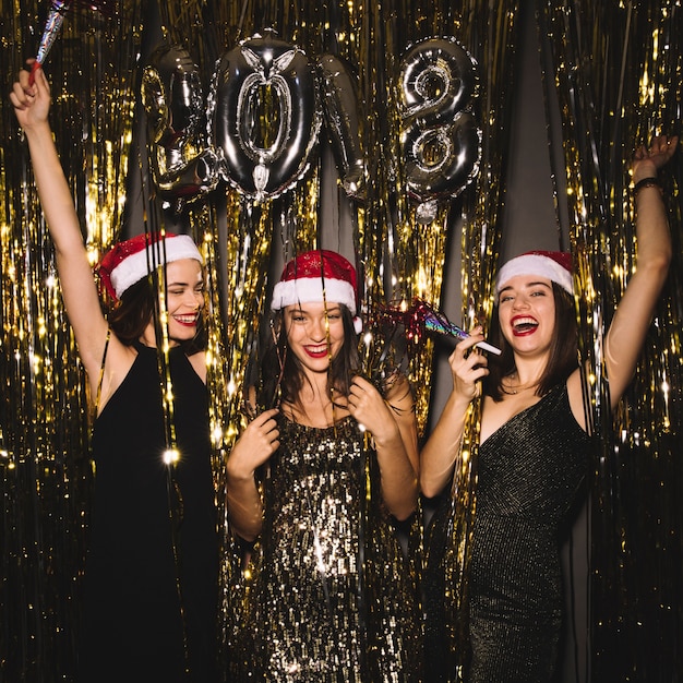 2018 новый год с тремя танцующими девушками