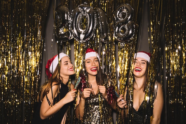 3人の女の子と2018年の新年のパーティー