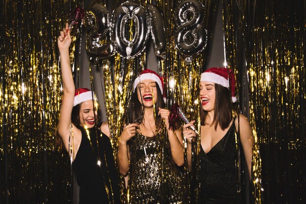 3人の女性がいる2018年の新年パーティー