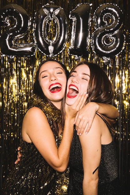 2人の女の子と2018年の新年のパーティー