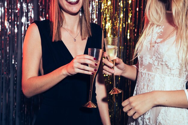2018 вечеринка с бокалами шампанского
