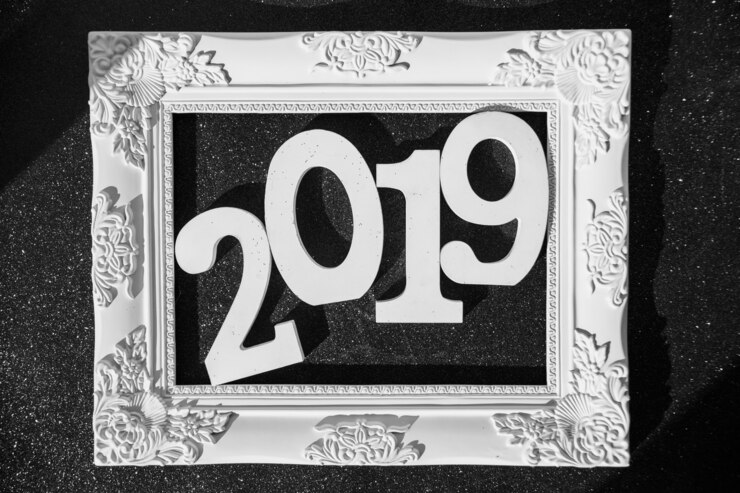 Free Photo 2019 inscription in frame on black table