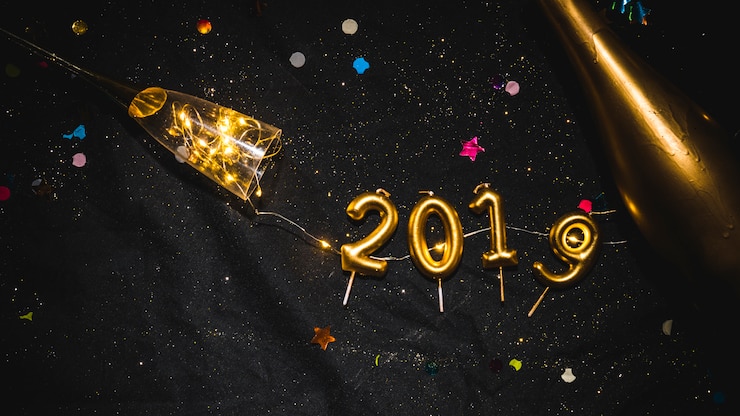 Бесплатный Фотография 2019 надпись из свечей на столе