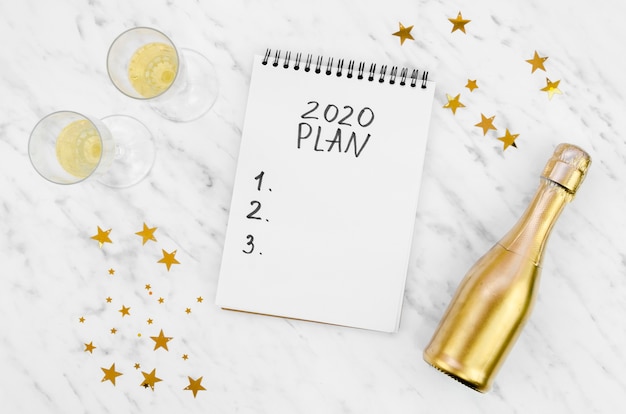 Free photo 2020 plan on a white notepad mock-up