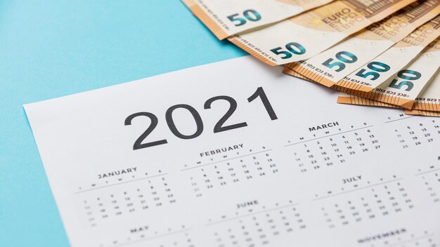 지폐 배열이있는 2021 달력