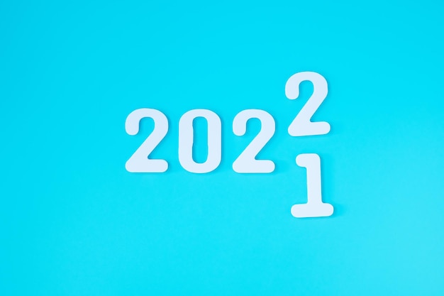2021 год изменится на 2022 номер на синем фоне. планирование, финансы, решение, стратегия, решение, цель, бизнес и концепции новогодних праздников