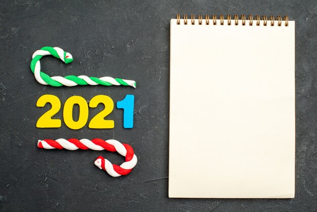 空白のノートブックの横にある2021番号。新年
