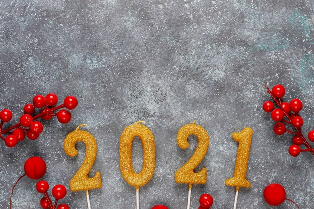 キャンドルで作られた2021年。新年のお祝いのコンセプトです。