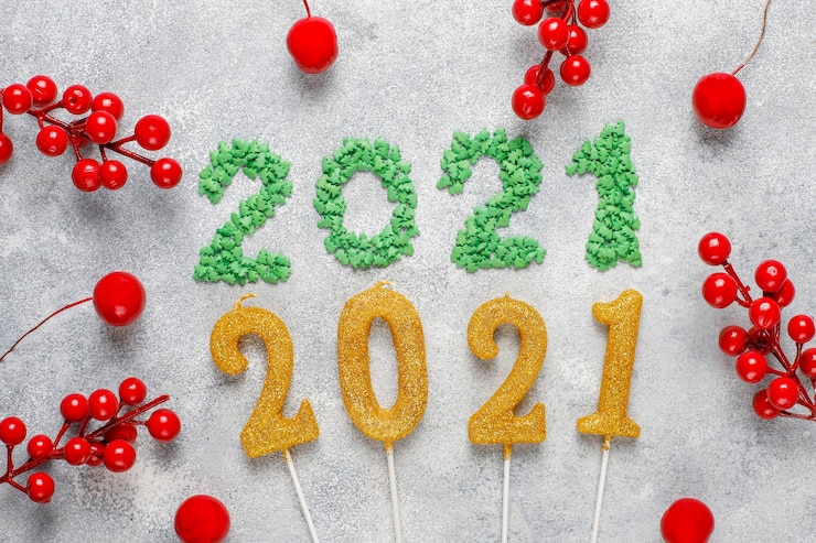 मुफ़्त फोटो कैंडल से बना 2021 साल। नए साल के जश्न की अवधारणा।