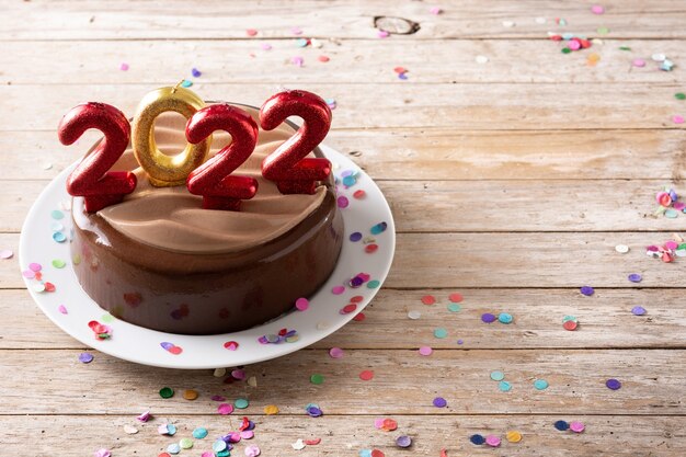 2022年のケーキと木製のテーブルの装飾品