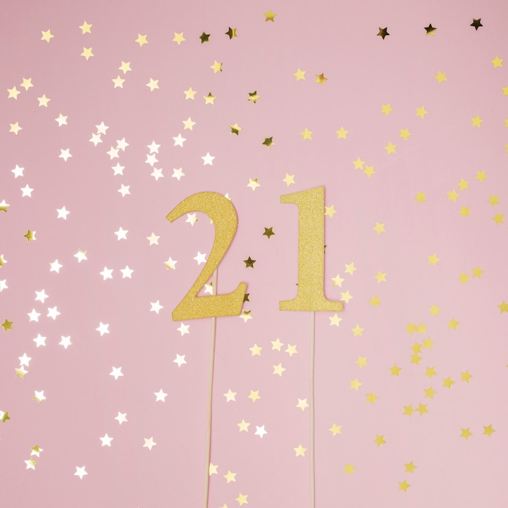 無料Photo ピンクの背景を持つ21歳の誕生日