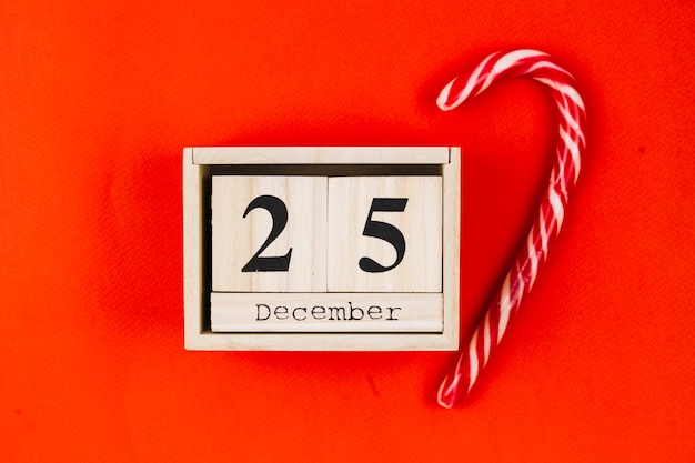 Free photo 25 december inscription on wooden blocks with candy cane