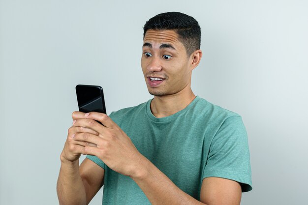 成熟したブラジル人男性 正装で スマートフォンを手に 優柔不断な顔をしています 紫の背景 プレミアム写真 成熟したブラジル人男性 正装で スマートフォンを手に 優柔不断な顔をしています 紫の背景 プレミアム写真