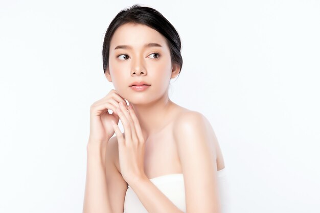自宅のランジェリーでセクシーなブルネットの女性は椅子に座っています 完璧な体型 女性の美しい体 なめらかで清潔な肌と長い髪 黄色のランプに照らされた女性 プレミアム写真