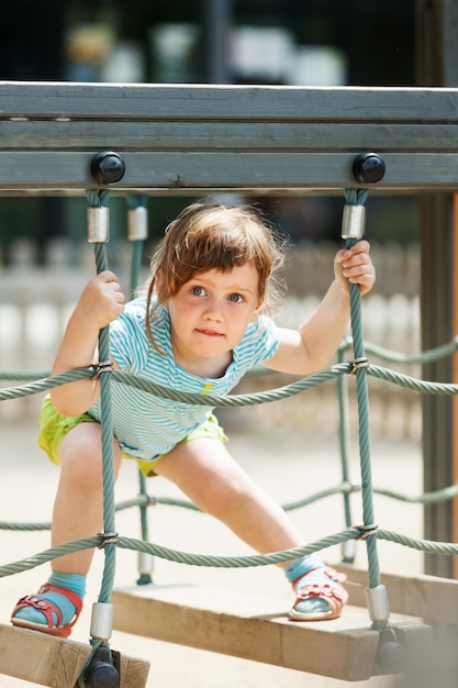 Foto gratuita 3 anni bambino al parco giochi