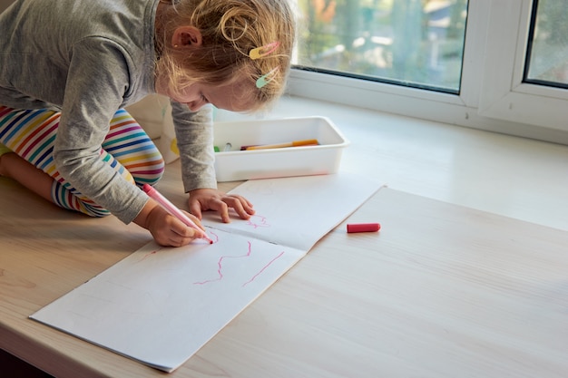 3​歳​の​女の子​の​クリエイティブ​アート​。​子供​は​絵​を​生む​。​幼稚園​と​幼稚園​は​、​covid​-​19​、​オンライン​教育​、​ホーム​スクーリング中​に​閉鎖されました​。​家​で​勉強している​幼児​の​女の子​、​家​の​学習​。
