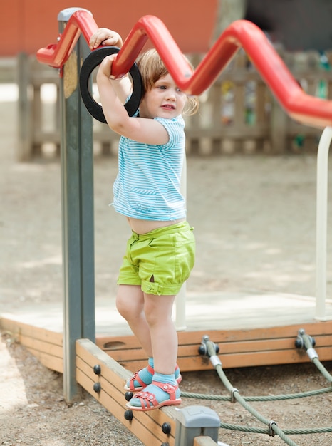 3 anni ragazza al parco giochi