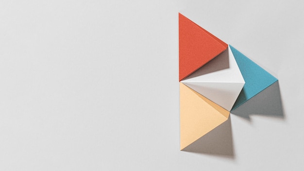 회색 배경에 3d 다채로운 피라미드 종이 공예