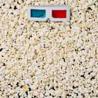 Foto gratuita occhiali 3d sul mucchio di popcorn